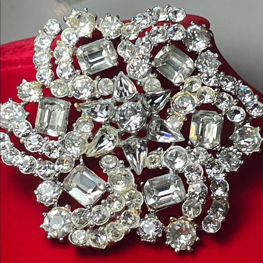 Vintage Cluster of Pear, emerald & round shape Rhinestones Elegant Brooch.